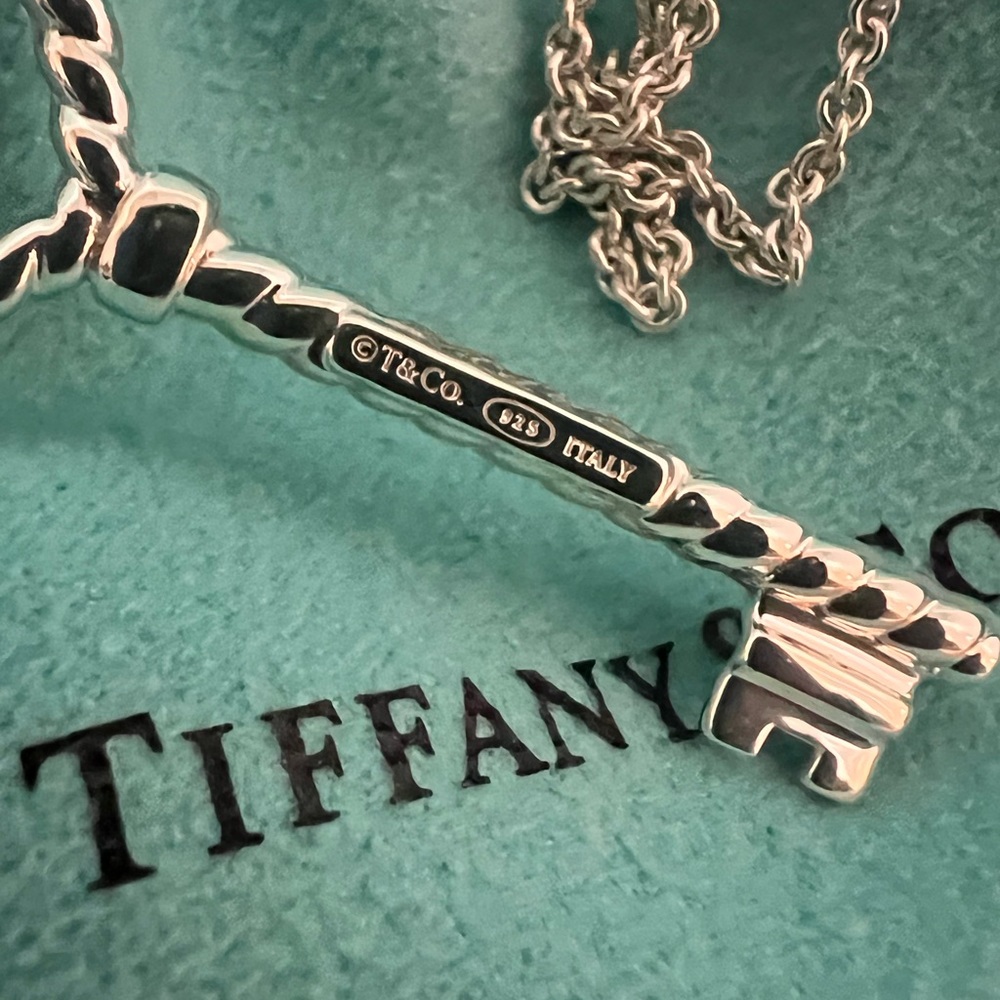🌸🌸 Authentic Tiffany & Co. Silver Twist Heart Key on 16” Sterling Silver… - Picture 4 of 7